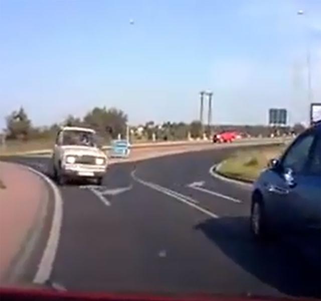 Elképesztő videó Pécsről! Szembejött az autós a körforgalomban - Blikk Rúzs