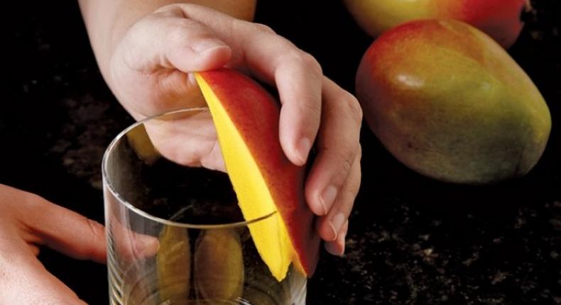 Mango peeling hack