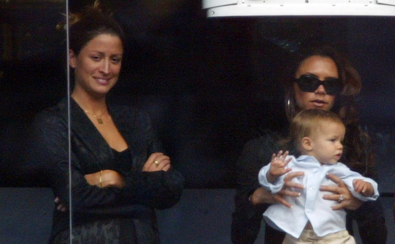 Rebeka Loos, Victoria Beckham i Romeo Beckham podczas meczu Davida Beckhama w 2003 r.