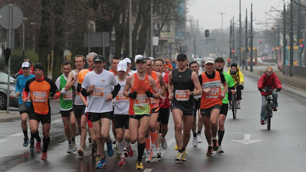 14 kwietnia przez Łódź pobiegnie Maraton Dbam o Zdrowie. Będą sportowe emocje, a ci, którzy w maratonie nie będą brać udziału, muszą się przygotować na utrudnienia. Zmienią swoje trasy autobusy i tramwaje - informuje Fakt.pl.