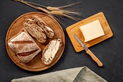 Ceny pieczywa, masła i innych podstawowych produktów żywnościowych nieznacznie spadły