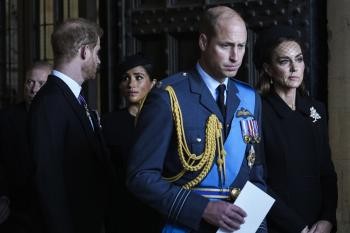 Britský princ Harry s manželkou Meghan, princom Williamom a princeznou Kate.