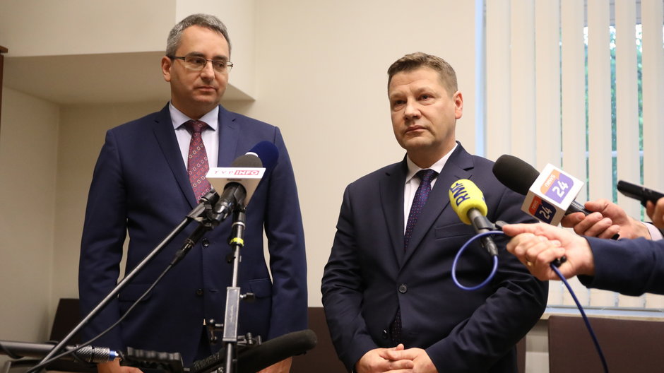 Sędzia Piotr Schab (po prawej) i jego zastępca Michał Lasota