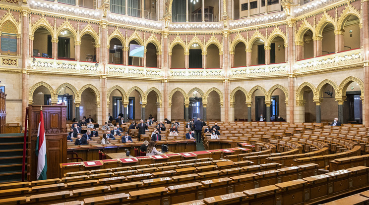 Az Országgyűlés megszavazta, hogy a jövőben nem kell tényleges azon a lakcímen élnünk, ahova be vagyunk jelentve/ Fotó: MTI/Szigetváry Zsolt