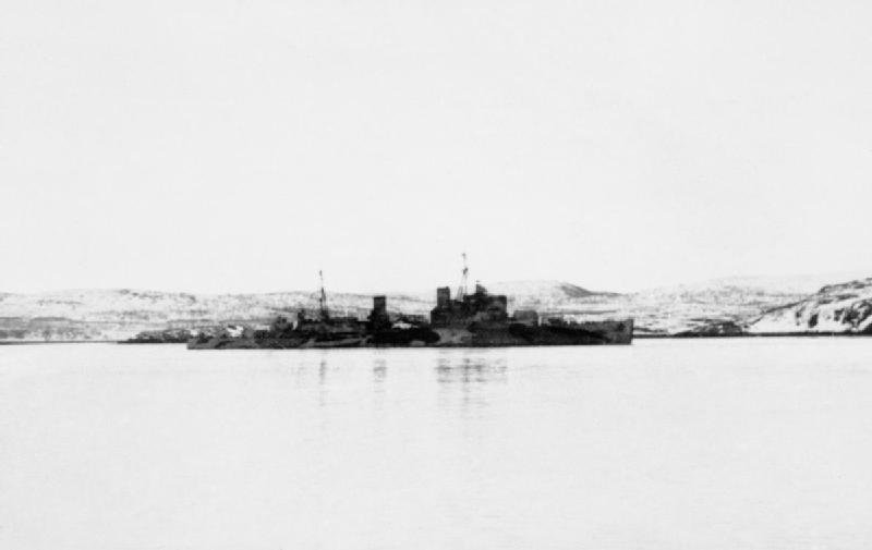 Krążownik lekki  Trinidad podczas prowizorycznej naprawie w Murmańsku. Wracając do Wielkiej Brytanii  Trinidad zatonął 15 maja 1942 r. w wyniku ataku lotniczego.