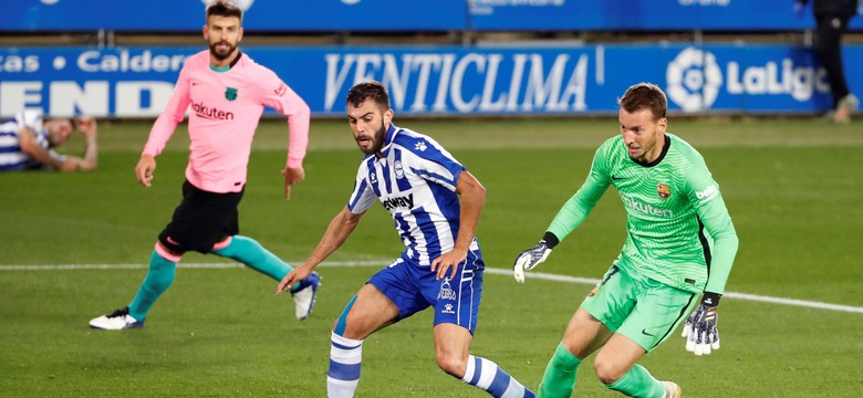 Katastrofalny błąd bramkarza Barcelony. Grające w "10" Alaves urwało punkty gigantowi