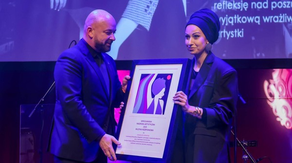 Prezydent Jacek Sutryk nagradza Magdalenę Zawartko.