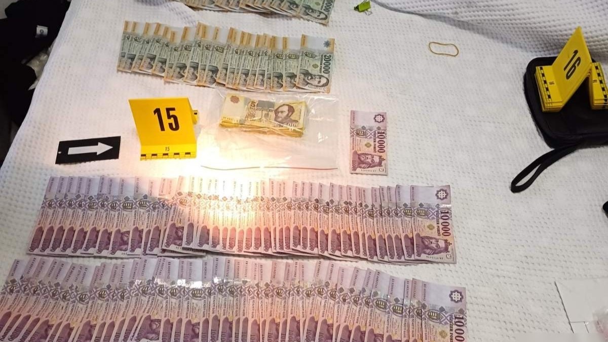 9 millió forintnyi kábszert, 13 millió forint készpénzt, 1 milliót érő aranyat és egy autót foglaltak le egy hajdú-bihari bűnbandától – videó