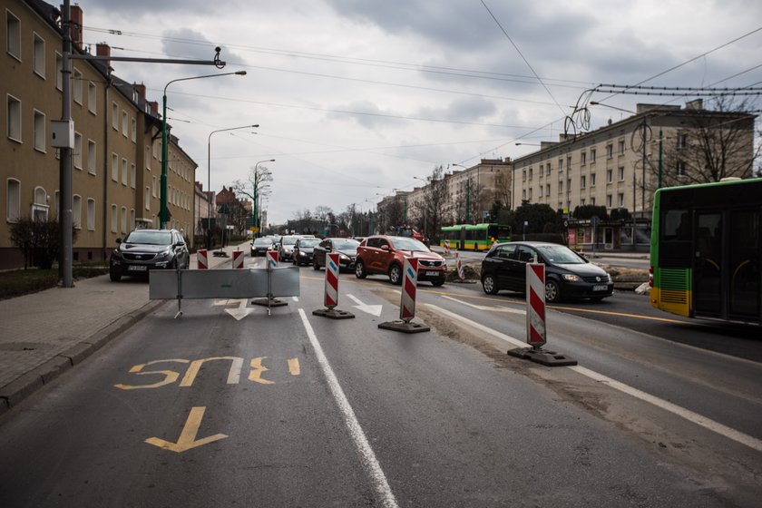 Utrudnienia na Dąbrowskiego przy Kościelnej i Przybyszewskiego