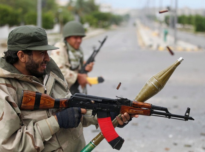 Powstańcy walcza na ulicach Syrty