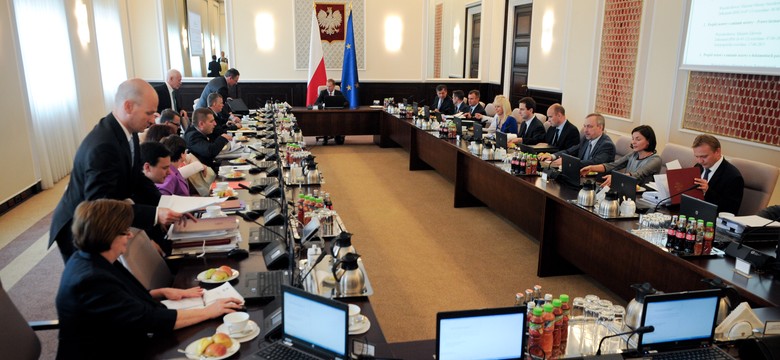 Opozycja grzmi, a rząd broni ministerialnych nagród