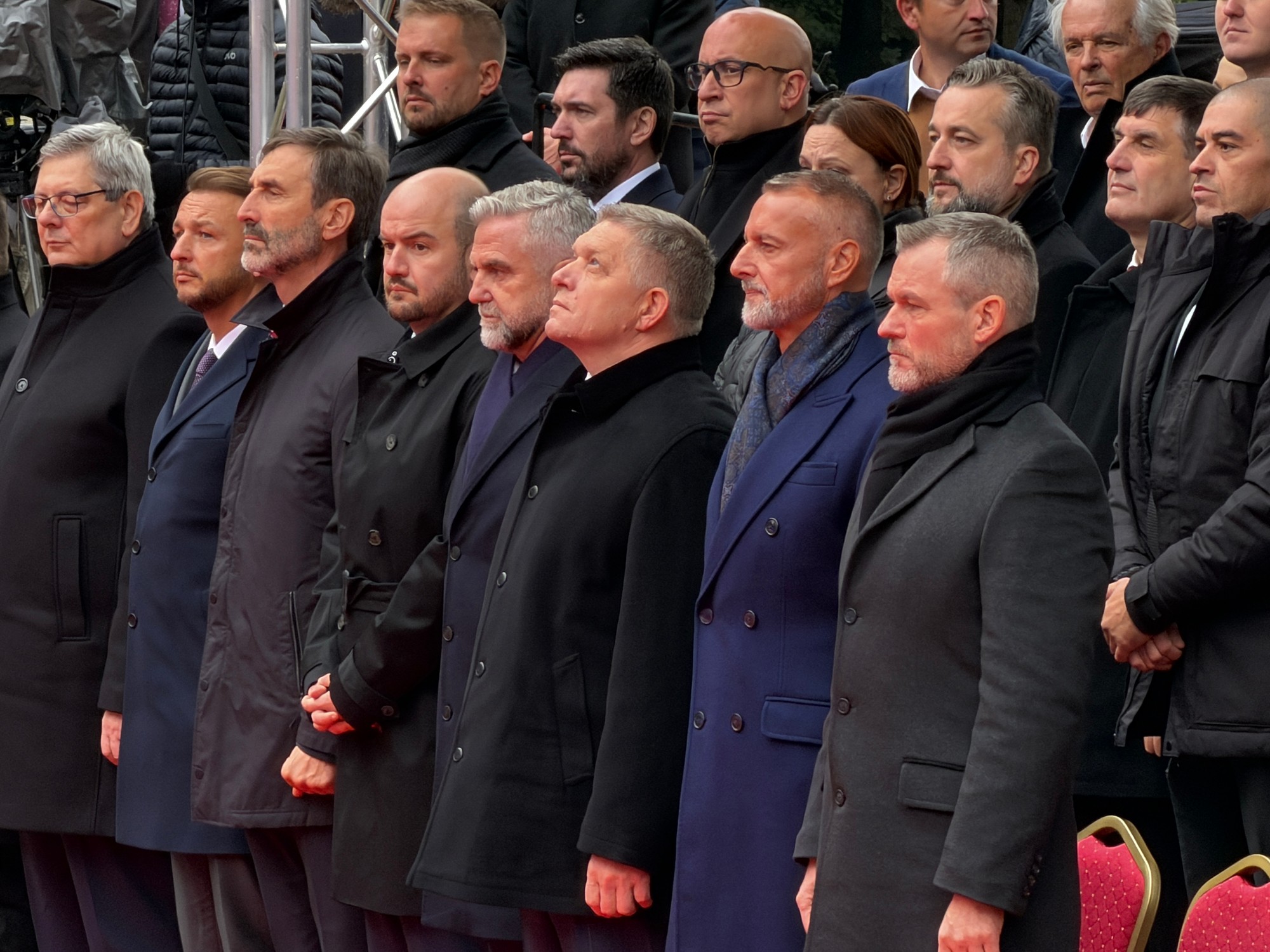 Na snímke predný rad sprava prezident SR Peter Pellegrini, predseda NR SR Richard Raši (Hlas-SD), predseda vlády SR Robert Fico (Smer-SD), podpredseda NRSR Tibor Gašpar (Smer-SD), podpredseda NRSR Martin Dubéci (PS), minister zahraničných vecí a európskych záležitostí SR Juraj Blanár (Smer-SD), minister vnútra SR Matúš Šutaj Eštok (Hlas-SD) a minister spravodlivosti SR Boris Susko (Smer-SD) počas osláv 81. výročia Karpatsko-duklianskej operácie. 