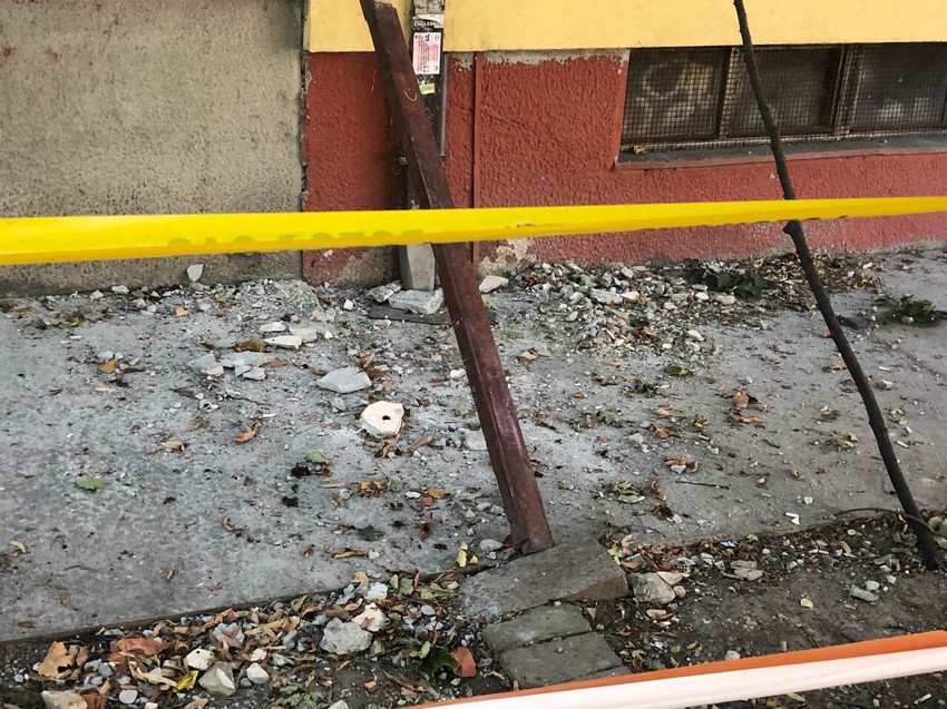 Radnici "Stambenog" samo su postavili trake u znak upozorenja i ponovili da nisu nadležni