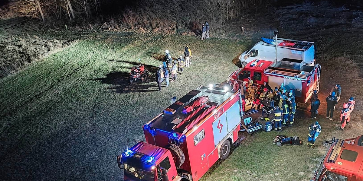 Akcja ratunkowa na bagnach nad Wartą. Strażacy użyli drona z kamerą termowizyjną