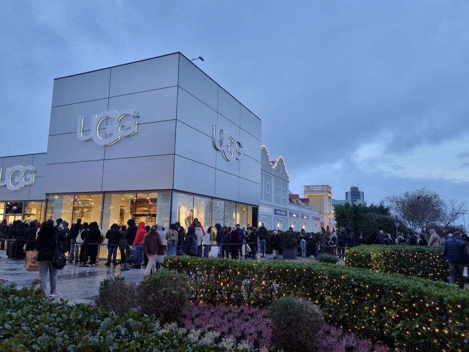ubedljivo najveći red bio je ispred prodavnice "ugg"
