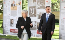 Prezydent Duda i prezes Przyłębska na wystawie poświęconej Lechowi Kaczyńskiemu [FOTO]
