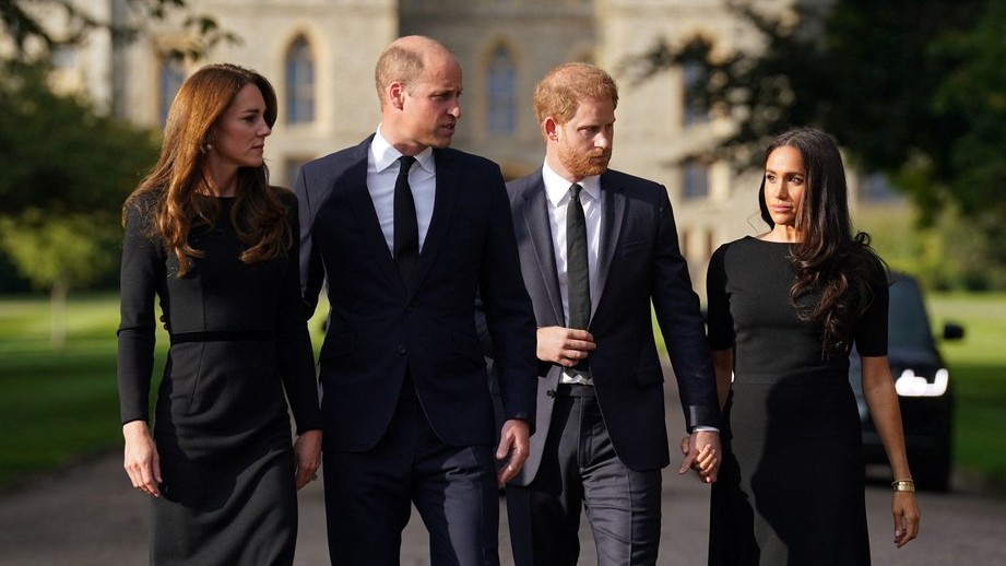 Meghan Markle sa chystá zaútočiť na Williama a Kate, ovplyvňujú kráľa. Foto: Profimedia. Kate, princ William, princ Harry a Meghan na dlhej prechádzke pri hrade Windsor, 10. septembra 2022