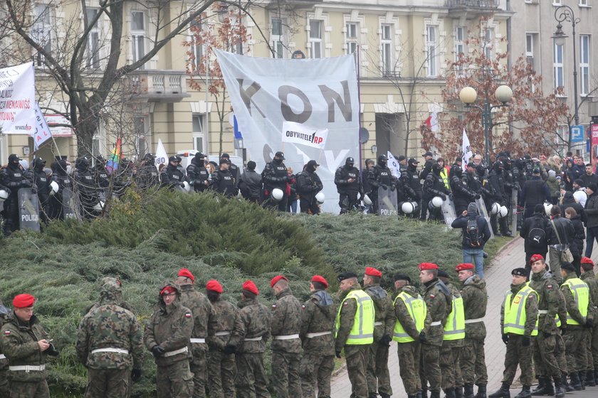 Duda przemawia, a za jego plecami coś co powinno zakończyć marsz