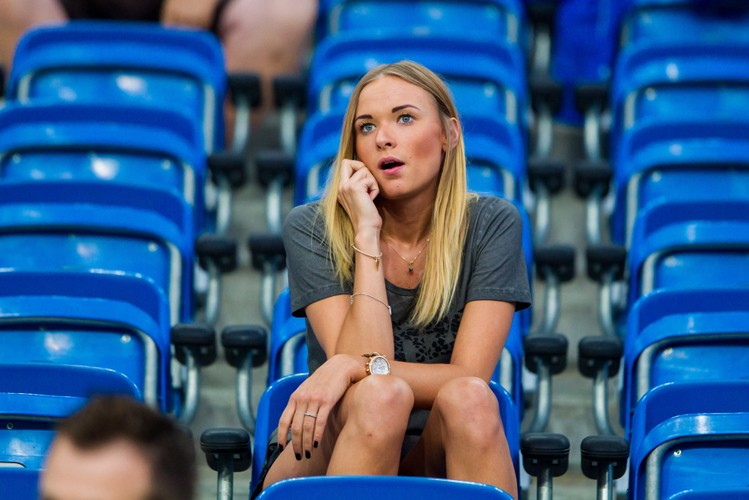 Tak całuje Karol Linetty. Piłkarz Lecha zabrał swoją dziewczynę na mecz