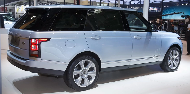 Range Rover IV:
za mało luksusu? Land Rover proponuje wersję przedłużoną LWB (rozstaw osi rośnie z 2922 mm do 3120 mm). Ceny – bagatela od około 600 tys. zł.