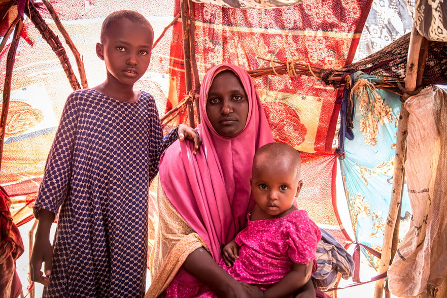 Kobieta, która z dwójką dzieci uciekła z obszaru kontrolowanego przez Al-Shabaab, jedną z filii Al-Kaidy w Somalii