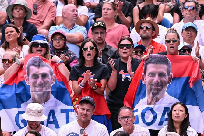 Na Novakovom meču raširena zastava Srbije kakvu nikad niste videli