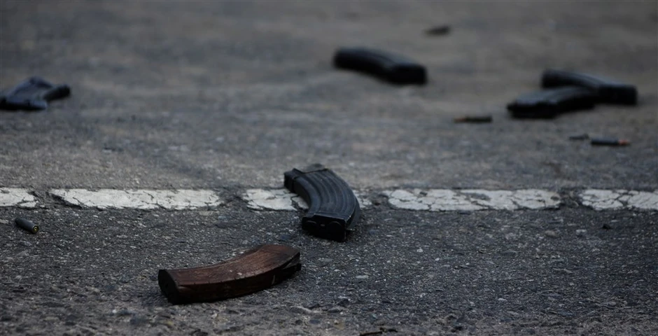 Ostaci puške AK-47 nakon napada u Zakapi, Gvatemala, 23. septembra 2010.