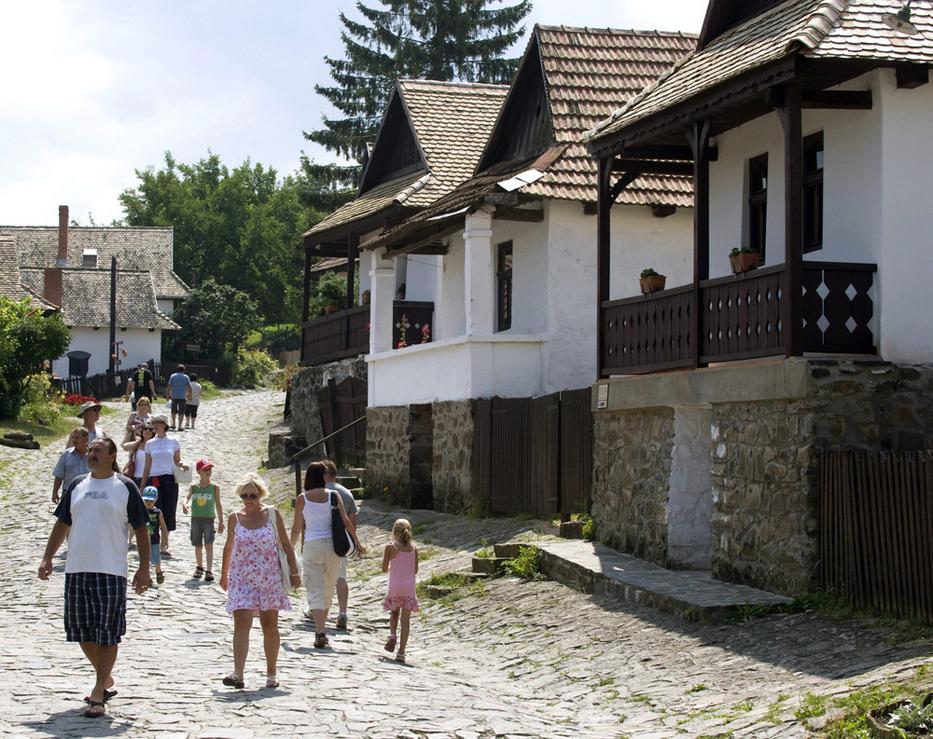 Magyarország tele van szebbnél szebb falvakkal, ilyen például Hollókő is / Fotó: MTI-Czimbal Gyula