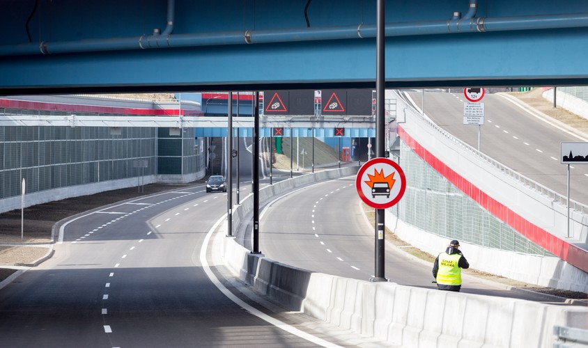 Spółka Tauron Dystrybucja podała, że moc potrzebna do zasilenia nowoprzyłączonych obiektów sięga 2 megawatów. Energetycy zbudowali m.in. 5 nowych stacji transformatorowych, położyli 6,5 km kabli średniego napięcia i 1,2 km kabli niskiego napięcia. Przebudowali jedną linię wysokiego napięcia 110kV, prawie 19 km kabli średnich napięć, 4,2 km kabli niskich napięć i wiele innej infrastruktury.
<br>
Na całym odcinku powstało czternaście obiektów inżynierskich – jedna kładka technologiczna, trzy kładki dla pieszych, osiem wiaduktów i mostów oraz dwa największe obiekty: zbudowany w technologii ścian szczelinowych tunel o długości 493 m pod ul. Zwycięstwa i Dworcową oraz most o długości 552 m nad rzeką Kłodnicą i terenami zalewowymi.
<br>
Dotąd dostępny był liczący 26,1 km odcinek średnicówki od węzła z trasą S-86 w Katowicach do węzła z ul. Kujawską w Gliwicach. Pierwszy gliwicki fragment DTŚ otwarto w listopadzie ub. roku. Odcinek G1 połączył istniejącą część trasy m.in. z węzłem z autostradą A1 i dalej np. z autostradami na zachód i południe (A4 na Wrocław i A1 na Ostrawę).

<br>mtb/ lun/ woj/
<br><br> fot. (zuz) PAP/Andrzej Grygiel