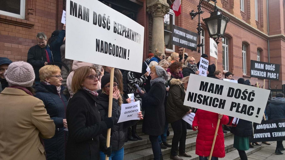 Protest oddolny pracowników sądowych w Szczecinie. Sąd ozstał zablokowany