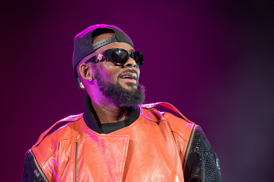 R Kelly wychodzi obronną ręką po seksie z nieletnią