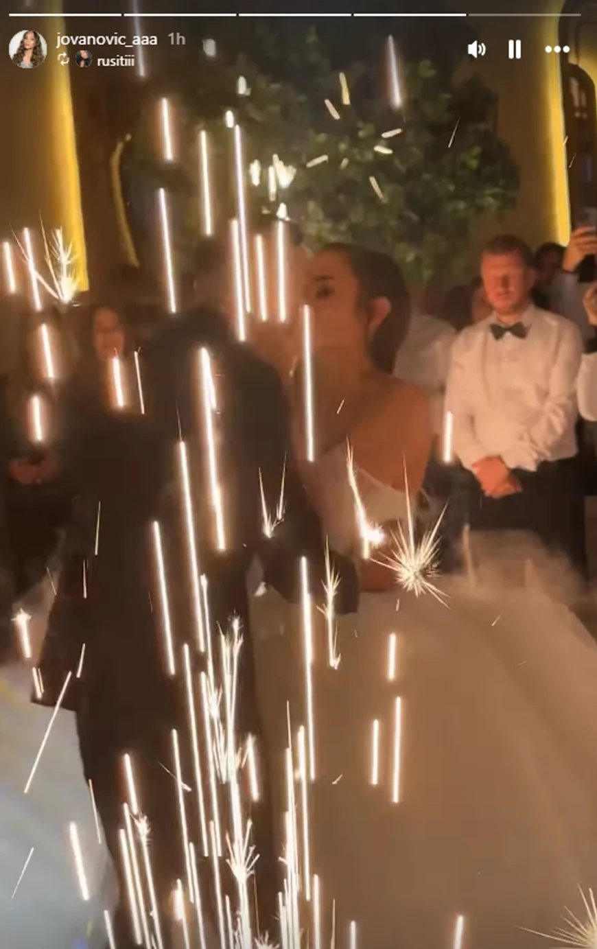 Čestitamo! Udala se Ana Jovanović! Mladoženja nosi nanogicu, a ona venčanicu sa golim ramenima i leđima!