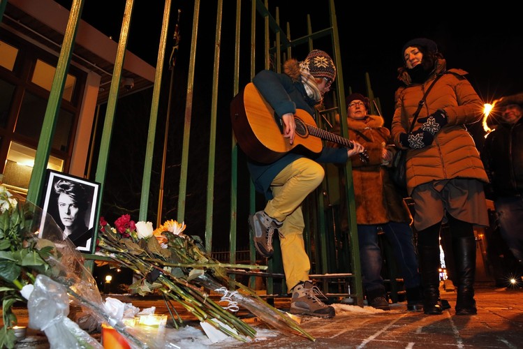 Rosyjscy fani składają kwiaty pod brytyjskim konsulatem w St. Petersburgu