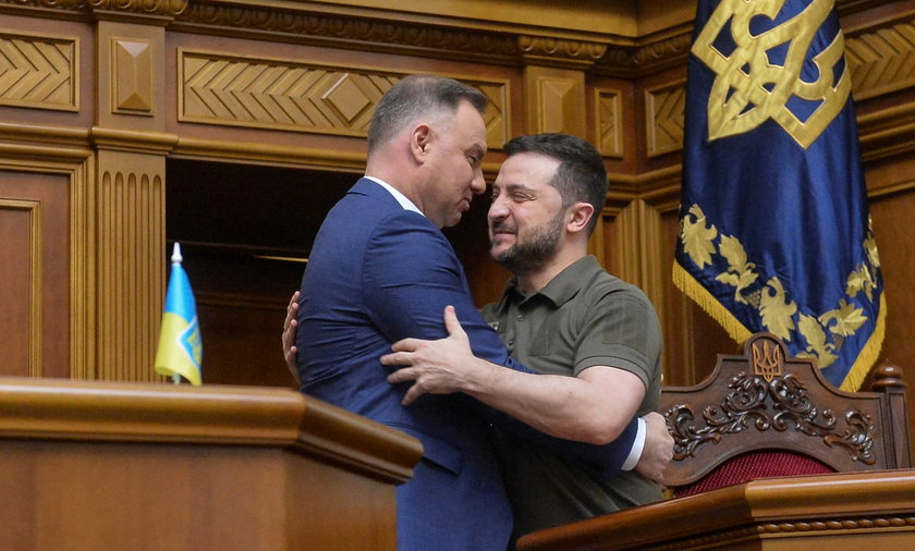 Prezydenci Andrzej Duda i Wołodymyr Zełenski po raz kolejny spotkali się w Kijowie. Widać, że powitanie było serdeczne.