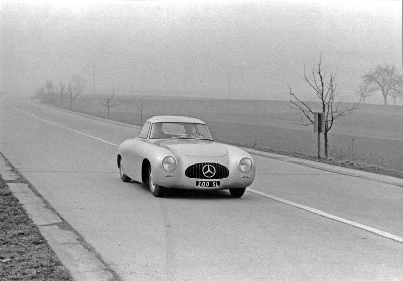 Mercedes 300 SL w 1952 r. na autostradzie pod Stuttgartem.