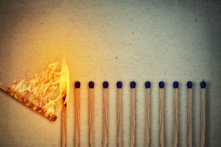 Milcząca większość: Radykalizm to postawa mniejszości. Skąd w nas przekonanie, że jest całkowicie inaczej?