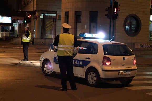 AUTOMOBILOM NAMERNO UDARIO PEŠAKA Uhapšen muškarac u Sarajevu zbog POKUŠAJA UBISTVA, lekari se žrtvi bore za život