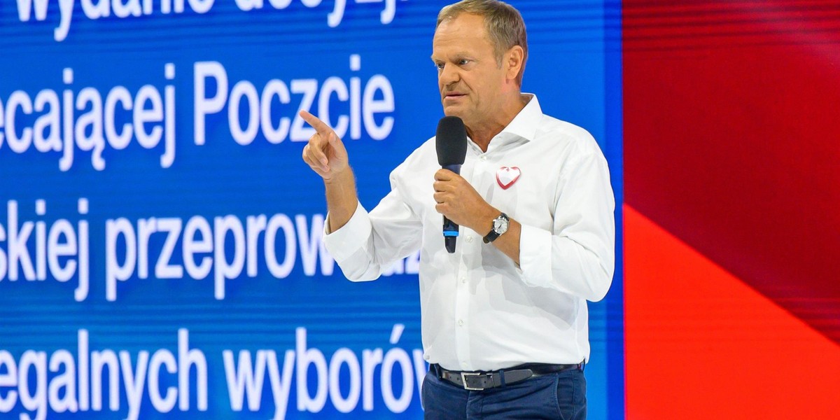 Donald Tusk podczas konwencji w małopolskim Tarnowie.