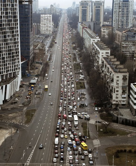 Po ataku Rosji na Ukrainę wiele osób zdecydowało się wyjechać z Kijowa. Na drogach od rana tworzyły się ogromne korki