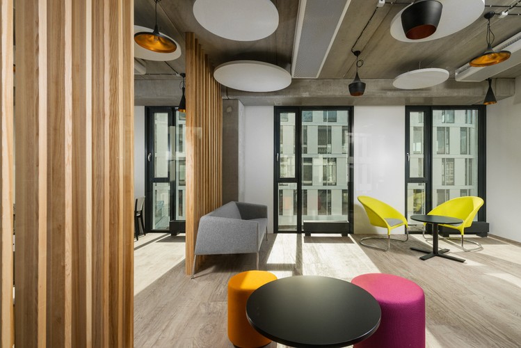 „Niedawno powszechnie stosowane rozwiązania typu open-plan dziś są krytykowane. Można zaobserwować, że faworyzują one ekstrawertyków w stosunku do introwertyków. Otwarty plan wiąże się również ze stresem i niepokojem ze względu na ciągłe zakłócenia ciszy i wszechobecne bodźce rozpraszające uwagę. Słuchawki na uszach pracowników siedzących w otwartej przestrzeni przez niektórych specjalistów od aranżacji biur odbierane są jako sygnał: wołanie o prywatność. Ci sami eksperci coraz śmielej artykułują, że otwarty plan, który miał zachęcać do interakcji, po prostu zawodzi. Widzimy, że duże organizacje przyjmują te uwagi i powoli zmieniają zasady aranżacji. Mniejsze firmy zapewne wkrótce pójdą w ich ślady” - wyjaśnia Agnieszka Tchórzewska, HR Manager Vastint Poland.