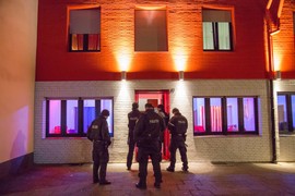 Čovek na kamerama video da mu provaljuju u kuću i ODMAH POZVAO POLICIJU, kad su pogledali u kola lopova našli DVOJE DECE i skamenili se kad su SHVATILI KO JE TO: "Čekali smo 7 GODINA"