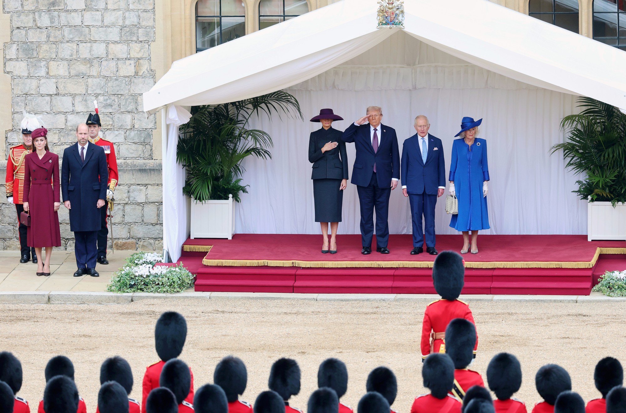 Kate a William stáli opodiaľ.