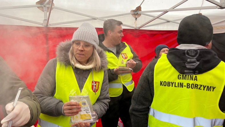 Babka ziemniaczana i herbata dostępne pod namiotami