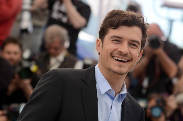 Orlando Bloom ubrany tylko w skarpetkę