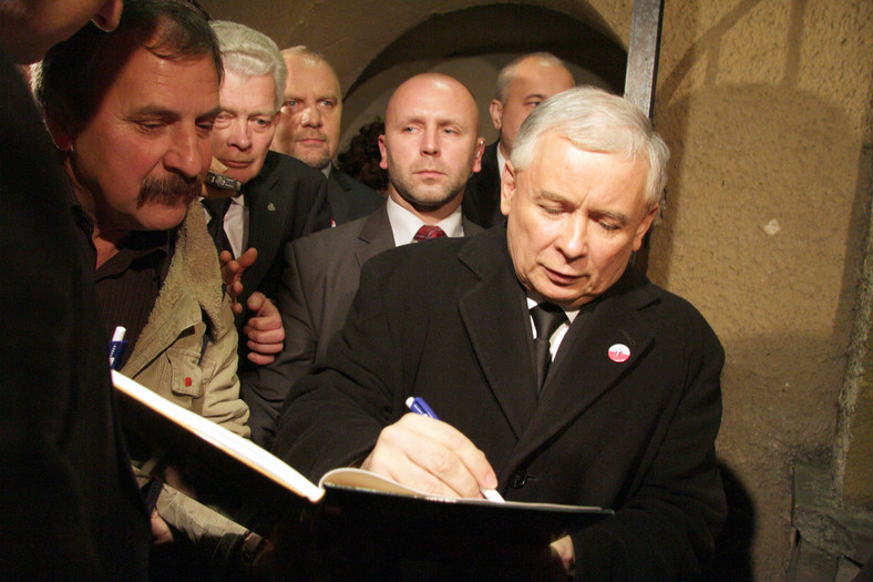 Prezes PiS podczas spotkania przedwyborczego w Kielcach, 16.11.2010 r.