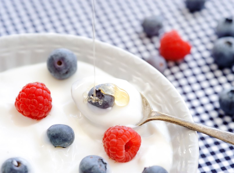 Probiotyki, w które obfituje jogurt, hamują odpowiedź alergiczną (m.in. na pyłki i inne popularne alergeny), jak również łagodzą jej objawy