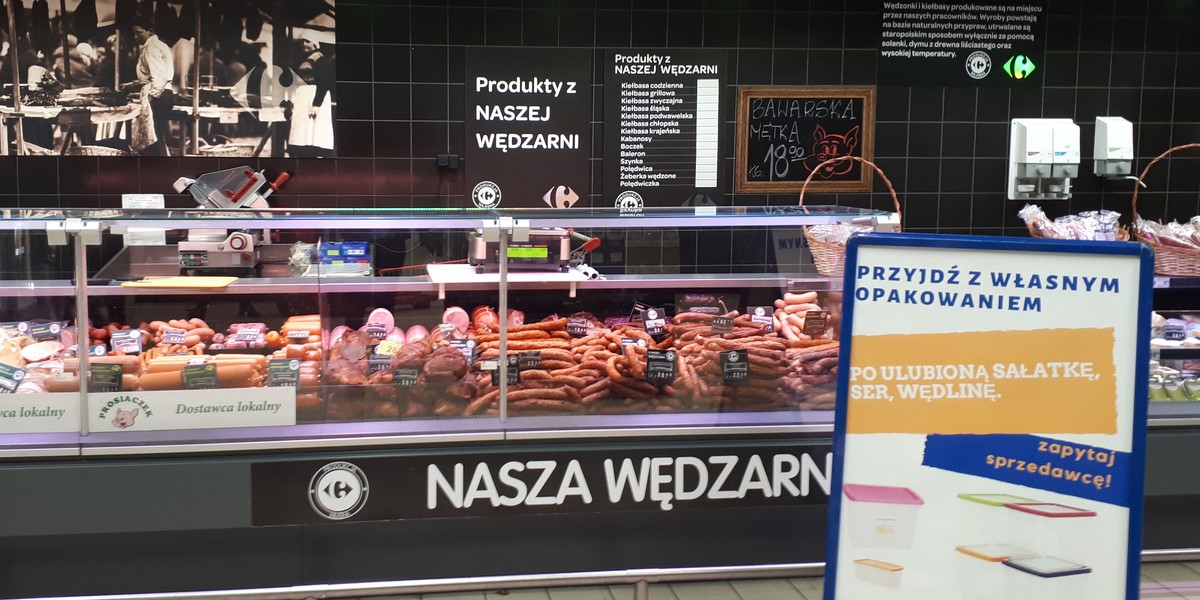 W sklepie Carrefour w Bydgoszczy można zapakować do własnego opakowania m.in. mięso