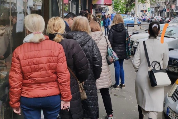 (FOTO, VIDEO) Sve je pusto u Beogradu, samo se u ovoj ulici stvorio NEPREGLEDAN RED ljudi, čeka i staro i mlado, nema guranja ni svađe: "Zar imamo drugi izbor?"