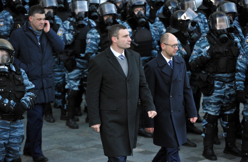 Arsenij Jaceniuk i Witalij Kliczko. Fot. EPA/ALEXEY FURMAN/PAP/EPA.