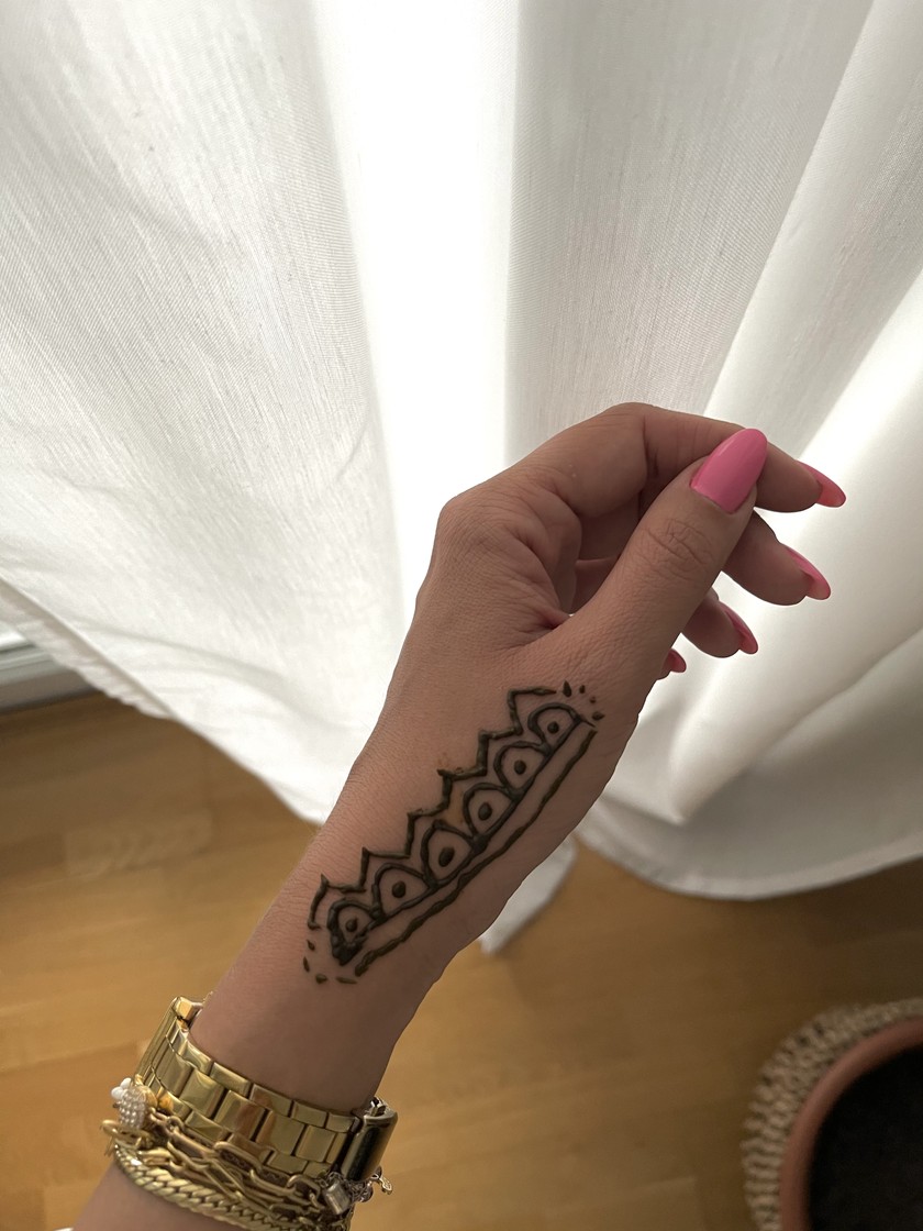 Avec le henné qui reste, on peut essayer d’autres motifs. 